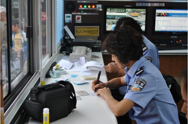 鴻馬電動汽車流動警務(wù)室